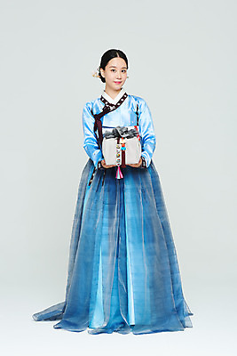 포토 JPG 스튜디오촬영 전신 전통 여자 명절 문화 예술 실내 선물 한명 들기 누끼 20대 성인 앞모습 파란색 선물상자 설날 추석 공연 한국인 춤 보자기 전통의상 한복 흰배경 전통무용 한국무용 성인여자한명만 국내포토 1 한국전통 기념일 뷰포인트 컬러 백그라운드 모션 문화예술 사람 동양인 이벤트 청년 내부 상자 흰색 여자한명만 성인여자만 파일형식 천_직물