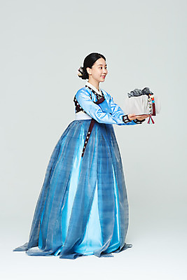 포토 JPG 스튜디오촬영 전신 전통 여자 명절 문화 예술 실내 선물 한명 들기 누끼 20대 성인 옆모습 파란색 선물상자 설날 추석 공연 한국인 춤 보자기 전통의상 한복 흰배경 전통무용 한국무용 성인여자한명만 국내포토 1 한국전통 기념일 뷰포인트 컬러 백그라운드 모션 문화예술 사람 동양인 이벤트 청년 내부 상자 흰색 여자한명만 성인여자만 파일형식 천_직물