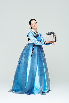 포토 JPG 스튜디오촬영 전신 전통 여자 명절 문화 예술 실내 선물 한명 들기 누끼 20대 성인 옆모습 파란색 선물상자 설날 추석 공연 한국인 춤 보자기 전통의상 한복 흰배경 전통무용 한국무용 성인여자한명만 국내포토 1 한국전통 기념일 뷰포인트 컬러 백그라운드 모션 문화예술 사람 동양인 이벤트 청년 내부 상자 흰색 여자한명만 성인여자만 파일형식 천_직물