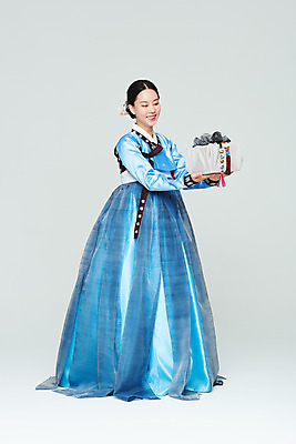 포토 JPG 스튜디오촬영 전신 전통 여자 명절 문화 예술 실내 선물 한명 들기 누끼 20대 성인 옆모습 파란색 선물상자 설날 추석 공연 한국인 춤 보자기 전통의상 한복 흰배경 전통무용 한국무용 성인여자한명만 국내포토 1 한국전통 기념일 뷰포인트 컬러 백그라운드 모션 문화예술 사람 동양인 이벤트 청년 내부 상자 흰색 여자한명만 성인여자만 파일형식 천_직물