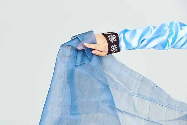 포토 JPG 스튜디오촬영 전통 여자 명절 문화 예술 실내 한명 들기 누끼 근접촬영 20대 성인 신체부위 파란색 설날 추석 공연 한국인 춤 잡기 전통의상 한복 천 흰배경 전통무용 팔 한국무용 성인여자한명만 국내포토 1 한국전통 기념일 뷰포인트 컬러 백그라운드 모션 문화예술 사람 동양인 이벤트 청년 내부 흰색 직물 여자한명만 성인여자만 파일형식