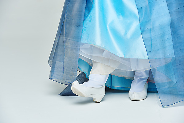 포토 JPG 스튜디오촬영 전통 여자 명절 문화 예술 실내 한명 누끼 근접촬영 20대 성인 신체부위 파란색 설날 추석 공연 한국인 하반신 다리 춤 전통의상 한복 흰배경 전통무용 한국무용 성인여자한명만 국내포토 1 한국전통 기념일 뷰포인트 컬러 백그라운드 문화예술 사람 동양인 이벤트 청년 내부 흰색 여자한명만 성인여자만 파일형식