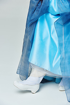 포토 JPG 스튜디오촬영 전통 여자 명절 문화 예술 실내 한명 누끼 근접촬영 20대 성인 신체부위 파란색 설날 추석 공연 한국인 하반신 다리 춤 전통의상 한복 흰배경 전통무용 한국무용 성인여자한명만 국내포토 1 한국전통 기념일 뷰포인트 컬러 백그라운드 문화예술 사람 동양인 이벤트 청년 내부 흰색 여자한명만 성인여자만 파일형식