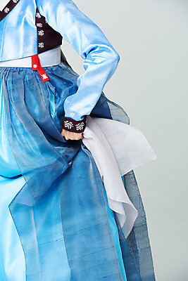 포토 JPG 스튜디오촬영 전통 여자 명절 문화 예술 실내 한명 누끼 상반신 20대 성인 앞모습 파란색 설날 추석 공연 한국인 춤 잡기 전통의상 한복 흰배경 전통무용 한국무용 성인여자한명만 국내포토 1 한국전통 기념일 뷰포인트 컬러 백그라운드 모션 문화예술 사람 동양인 이벤트 청년 내부 흰색 여자한명만 성인여자만 파일형식