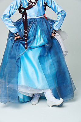 포토 JPG 스튜디오촬영 전통 여자 명절 문화 예술 실내 한명 누끼 20대 성인 앞모습 파란색 설날 추석 공연 한국인 하반신 춤 잡기 전통의상 한복 흰배경 전통무용 한국무용 성인여자한명만 국내포토 1 한국전통 기념일 뷰포인트 컬러 백그라운드 모션 문화예술 사람 동양인 이벤트 청년 내부 흰색 여자한명만 성인여자만 파일형식