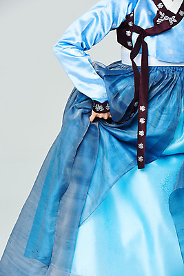 포토 JPG 스튜디오촬영 전통 여자 명절 문화 예술 실내 한명 누끼 상반신 20대 성인 앞모습 파란색 설날 추석 공연 한국인 춤 잡기 전통의상 한복 흰배경 전통무용 한국무용 성인여자한명만 국내포토 1 한국전통 기념일 뷰포인트 컬러 백그라운드 모션 문화예술 사람 동양인 이벤트 청년 내부 흰색 여자한명만 성인여자만 파일형식