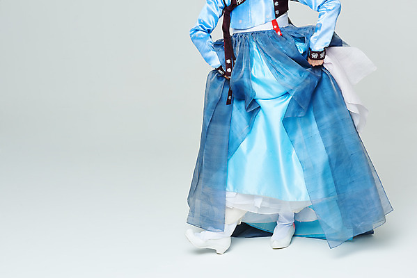 포토 JPG 스튜디오촬영 전통 여자 명절 문화 예술 실내 한명 누끼 20대 성인 앞모습 파란색 설날 추석 공연 한국인 하반신 춤 잡기 전통의상 한복 흰배경 전통무용 한국무용 성인여자한명만 국내포토 1 한국전통 기념일 뷰포인트 컬러 백그라운드 모션 문화예술 사람 동양인 이벤트 청년 내부 흰색 여자한명만 성인여자만 파일형식