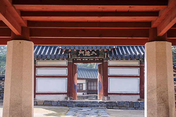 포토 JPG 주간 한국전통 여행 유적지 한옥 풍경 사람없음 야외 관광지 세계문화유산 문화재 가을 기둥 역사 한국사 논산 돈암서원 산앙루 국내포토 자연요소 전통 계절 건축 고건축 한국 충청남도 서원 파일형식