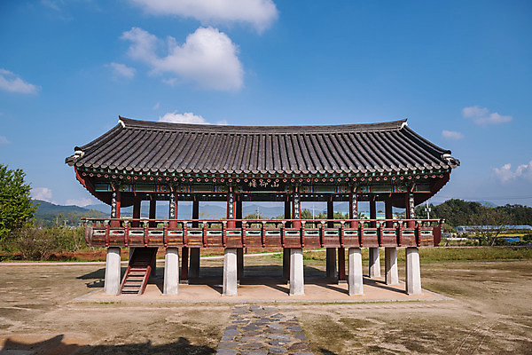포토 JPG 주간 구름 한국전통 여행 유적지 하늘 한옥 풍경 사람없음 야외 관광지 세계문화유산 문화재 가을 역사 한국사 논산 돈암서원 산앙루 국내포토 자연요소 전통 계절 고건축 한국 충청남도 서원 파일형식