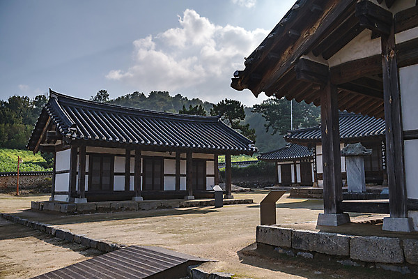 포토 JPG 주간 구름 한국전통 여행 유적지 하늘 한옥 풍경 사람없음 야외 관광지 세계문화유산 문화재 가을 역사 한국사 논산 돈암서원 거경재 정의재 원정비 국내포토 자연요소 전통 계절 고건축 한국 충청남도 비석 서원 파일형식