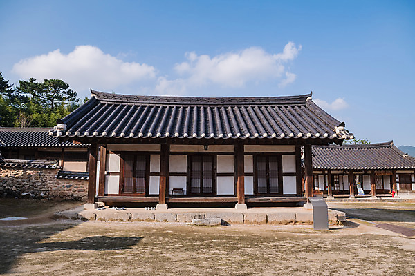 포토 JPG 주간 구름 한국전통 여행 유적지 하늘 한옥 풍경 사람없음 야외 관광지 세계문화유산 문화재 가을 역사 한국사 논산 돈암서원 거경재 경회당 국내포토 자연요소 전통 계절 고건축 한국 충청남도 서원 파일형식