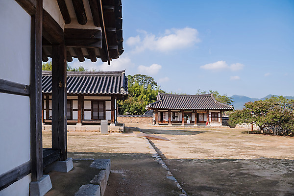 포토 JPG 주간 구름 한국전통 여행 유적지 하늘 한옥 풍경 사람없음 야외 관광지 세계문화유산 문화재 가을 역사 한국사 논산 돈암서원 거경재 경회당 국내포토 자연요소 전통 계절 고건축 한국 충청남도 서원 파일형식