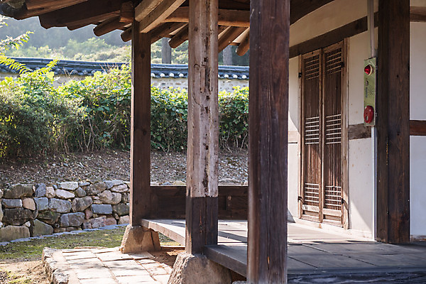 포토 JPG 주간 한국전통 여행 유적지 한옥 풍경 사람없음 야외 관광지 세계문화유산 문화재 가을 역사 한국사 나무기둥 논산 돈암서원 장판각 국내포토 자연요소 전통 계절 고건축 한국 충청남도 서원 파일형식