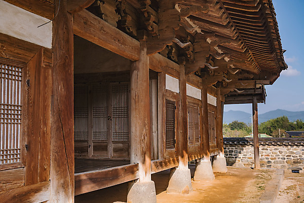 포토 JPG 주간 한국전통 여행 유적지 한옥 풍경 사람없음 야외 목재 관광지 세계문화유산 문화재 가을 역사 한국사 논산 돈암서원 응도당 국내포토 자연요소 나무 전통 계절 고건축 재료 한국 충청남도 서원 파일형식