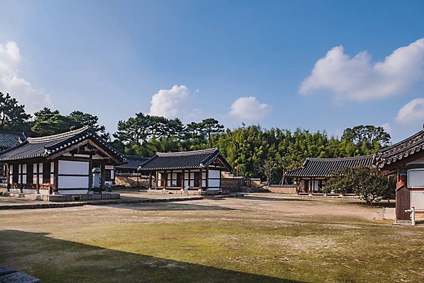포토 JPG 주간 구름 한국전통 여행 유적지 하늘 한옥 풍경 사람없음 야외 관광지 정원 세계문화유산 문화재 가을 역사 한국사 논산 돈암서원 거경재 경회당 정의재 국내포토 자연요소 전통 계절 고건축 한국 충청남도 서원 파일형식