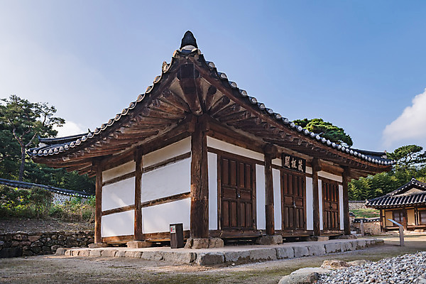 포토 JPG 주간 한국전통 여행 유적지 하늘 한옥 풍경 사람없음 야외 관광지 세계문화유산 문화재 가을 역사 한국사 논산 돈암서원 장판각 국내포토 자연요소 전통 계절 고건축 한국 충청남도 서원 파일형식