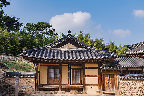 포토 JPG 주간 나무 구름 한국전통 여행 유적지 하늘 한옥 풍경 사람없음 야외 관광지 세계문화유산 문화재 가을 역사 한국사 논산 돈암서원 전사청 국내포토 자연요소 식물 전통 계절 고건축 한국 충청남도 서원 파일형식