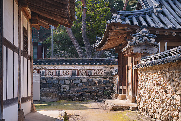 포토 JPG 주간 한국전통 여행 유적지 한옥 풍경 사람없음 야외 관광지 담장 세계문화유산 문화재 가을 역사 한국사 논산 돌담길 돈암서원 전사청 국내포토 자연요소 전통 계절 길 고건축 한국 돌담 충청남도 서원 파일형식