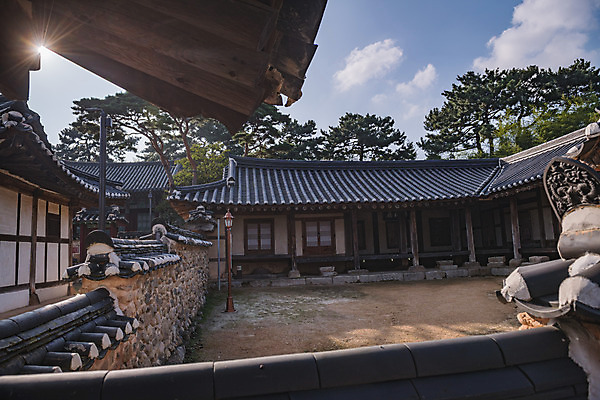 포토 JPG 주간 한국전통 여행 유적지 하늘 한옥 풍경 사람없음 야외 관광지 햇빛 세계문화유산 문화재 가을 역사 한국사 논산 돈암서원 전사청 국내포토 자연요소 전통 계절 고건축 한국 태양 충청남도 서원 파일형식