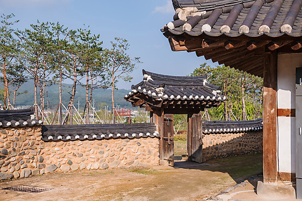 포토 JPG 주간 한국전통 여행 유적지 한옥 풍경 사람없음 야외 관광지 담장 세계문화유산 문화재 가을 역사 한국사 논산 돈암서원 국내포토 자연요소 전통 계절 고건축 한국 충청남도 서원 파일형식