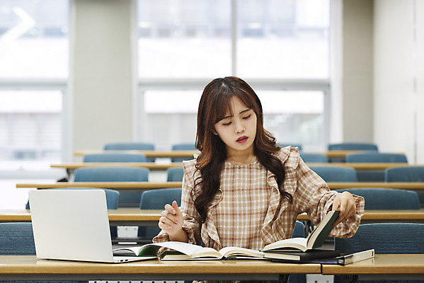 포토 JPG 여자 대학생 의자 학교 대학생라이프 실내 한명 사람 앉기 상반신 20대 성인 앞모습 책 노트북 청춘 한국인 강의실 책상 열정 과제 성인여자한명만 국내포토 1 학생 라이프스타일 교육 감정 뷰포인트 가구 컨셉 모션 동양인 청년 내부 전자제품 공간 여자한명만 성인여자만 파일형식