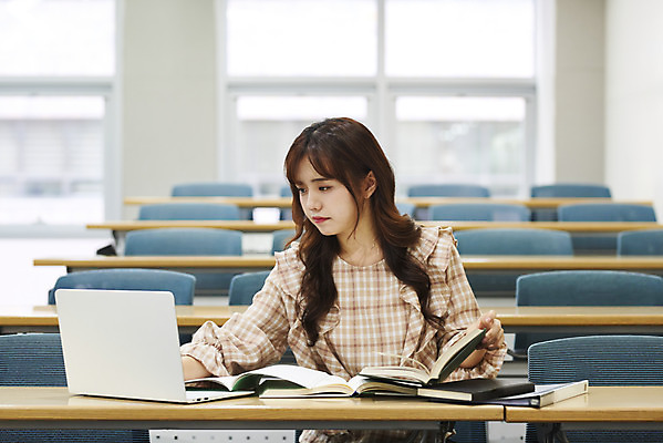 포토 JPG 여자 대학생 의자 학교 대학생라이프 실내 한명 사람 앉기 상반신 20대 성인 앞모습 책 노트북 청춘 한국인 강의실 책상 열정 과제 성인여자한명만 국내포토 1 학생 라이프스타일 교육 감정 뷰포인트 가구 컨셉 모션 동양인 청년 내부 전자제품 공간 여자한명만 성인여자만 파일형식