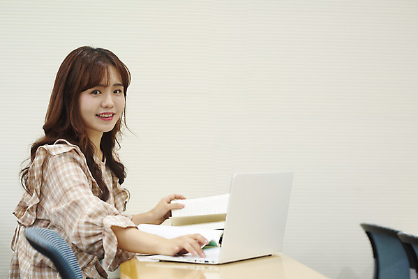 포토 JPG 여자 대학생 의자 학교 대학생라이프 실내 한명 사람 앉기 상반신 20대 성인 옆모습 책 노트북 청춘 한국인 강의실 책상 열정 과제 성인여자한명만 국내포토 1 학생 라이프스타일 교육 감정 뷰포인트 가구 컨셉 모션 동양인 청년 내부 전자제품 공간 여자한명만 성인여자만 파일형식