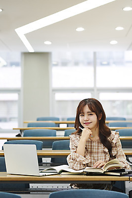 포토 JPG 여자 대학생 의자 학교 대학생라이프 실내 한명 사람 앉기 상반신 20대 성인 앞모습 책 노트북 청춘 턱괴기 한국인 강의실 책상 열정 과제 성인여자한명만 국내포토 1 학생 라이프스타일 교육 감정 뷰포인트 가구 컨셉 모션 동양인 청년 내부 전자제품 공간 여자한명만 성인여자만 파일형식