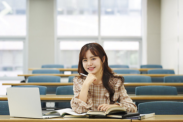포토 JPG 여자 대학생 의자 학교 대학생라이프 실내 한명 사람 앉기 상반신 20대 성인 앞모습 책 노트북 청춘 턱괴기 한국인 강의실 책상 열정 과제 성인여자한명만 국내포토 1 학생 라이프스타일 교육 감정 뷰포인트 가구 컨셉 모션 동양인 청년 내부 전자제품 공간 여자한명만 성인여자만 파일형식