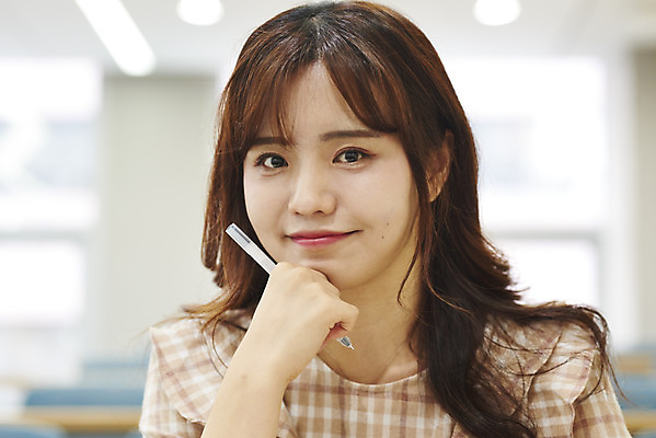 포토 JPG 여자 대학생 의자 학교 대학생라이프 실내 한명 사람 앉기 상반신 20대 성인 앞모습 책 노트북 청춘 턱괴기 한국인 강의실 책상 열정 과제 성인여자한명만 국내포토 1 학생 라이프스타일 교육 감정 뷰포인트 가구 컨셉 모션 동양인 청년 내부 전자제품 공간 여자한명만 성인여자만 파일형식