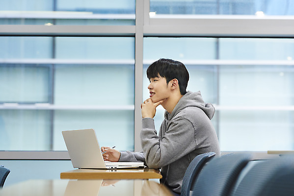 포토 JPG 남자 대학생 의자 학교 대학생라이프 실내 한명 사람 앉기 상반신 20대 성인 옆모습 책 노트북 청춘 턱괴기 한국인 강의실 책상 열정 과제 성인남자한명만 국내포토 1 학생 라이프스타일 교육 감정 뷰포인트 가구 컨셉 모션 동양인 청년 내부 전자제품 공간 남자한명만 성인남자만 파일형식