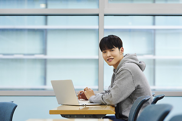 포토 JPG 남자 대학생 의자 학교 대학생라이프 실내 한명 사람 앉기 상반신 20대 성인 옆모습 책 노트북 청춘 한국인 강의실 책상 열정 과제 성인남자한명만 국내포토 1 학생 라이프스타일 교육 감정 뷰포인트 가구 컨셉 모션 동양인 청년 내부 전자제품 공간 남자한명만 성인남자만 파일형식