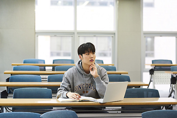 포토 JPG 남자 대학생 의자 학교 대학생라이프 실내 한명 사람 앉기 상반신 20대 성인 앞모습 책 노트북 청춘 턱괴기 한국인 강의실 책상 열정 과제 성인남자한명만 국내포토 1 학생 라이프스타일 교육 감정 뷰포인트 가구 컨셉 모션 동양인 청년 내부 전자제품 공간 남자한명만 성인남자만 파일형식