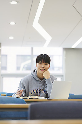 포토 JPG 남자 대학생 의자 학교 대학생라이프 실내 한명 사람 앉기 상반신 20대 성인 앞모습 책 노트북 청춘 턱괴기 한국인 강의실 책상 열정 과제 성인남자한명만 국내포토 1 학생 라이프스타일 교육 감정 뷰포인트 가구 컨셉 모션 동양인 청년 내부 전자제품 공간 남자한명만 성인남자만 파일형식