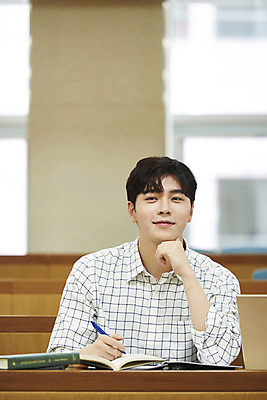 포토 JPG 남자 대학생 의자 학교 대학생라이프 실내 한명 사람 앉기 상반신 20대 성인 앞모습 책 청춘 턱괴기 한국인 강의실 책상 열정 과제 성인남자한명만 국내포토 1 학생 라이프스타일 교육 감정 뷰포인트 가구 컨셉 모션 동양인 청년 내부 공간 남자한명만 성인남자만 파일형식