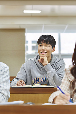 포토 JPG 여자 남자 대학생 의자 학교 협력 대학생라이프 실내 사람 앉기 상반신 20대 성인 앞모습 책 세명 청춘 턱괴기 한국인 강의실 책상 열정 과제 성인만 조별과제 국내포토 학생 라이프스타일 교육 감정 뷰포인트 가구 컨셉 모션 동양인 청년 내부 공간 파일형식