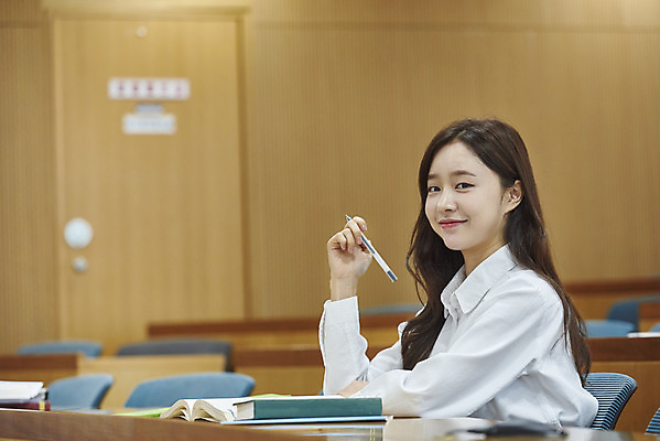 포토 JPG 여자 대학생 의자 학교 대학생라이프 실내 한명 사람 앉기 상반신 20대 성인 옆모습 책 청춘 한국인 강의실 책상 열정 과제 성인여자한명만 국내포토 1 학생 라이프스타일 교육 감정 뷰포인트 가구 컨셉 모션 동양인 청년 내부 공간 여자한명만 성인여자만 파일형식
