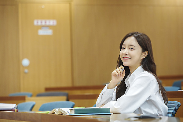 포토 JPG 여자 대학생 의자 학교 대학생라이프 실내 한명 사람 앉기 상반신 20대 성인 옆모습 책 청춘 턱괴기 한국인 강의실 책상 열정 과제 성인여자한명만 국내포토 1 학생 라이프스타일 교육 감정 뷰포인트 가구 컨셉 모션 동양인 청년 내부 공간 여자한명만 성인여자만 파일형식