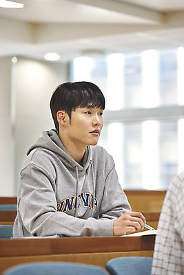 포토 JPG 남자 대학생 의자 학교 대학생라이프 실내 한명 사람 앉기 상반신 20대 성인 두명 옆모습 책 청춘 한국인 강의실 책상 열정 과제 성인남자한명만 국내포토 1 학생 라이프스타일 교육 감정 뷰포인트 가구 컨셉 모션 동양인 청년 내부 공간 남자한명만 성인남자만 파일형식