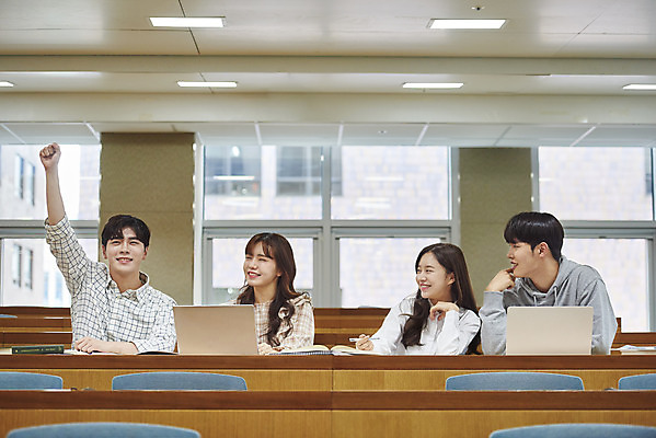 포토 JPG 여자 남자 대학생 의자 학교 협력 대학생라이프 실내 사람 앉기 여러명 상반신 20대 성인 앞모습 책 노트북 청춘 손들기 턱괴기 한국인 질문 강의실 책상 열정 과제 성인만 조별과제 국내포토 학생 라이프스타일 교육 감정 뷰포인트 가구 다수 컨셉 모션 동양인 청년 내부 전자제품 공간 파일형식