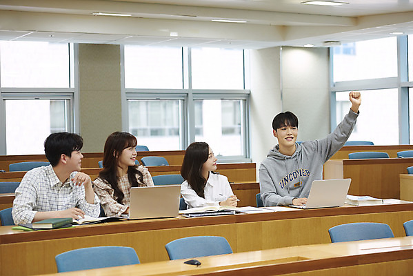 포토 JPG 여자 남자 대학생 의자 학교 협력 대학생라이프 실내 사람 앉기 여러명 상반신 20대 성인 옆모습 책 노트북 청춘 손들기 한국인 질문 강의실 책상 열정 과제 성인만 조별과제 국내포토 학생 라이프스타일 교육 감정 뷰포인트 가구 다수 컨셉 모션 동양인 청년 내부 전자제품 공간 파일형식