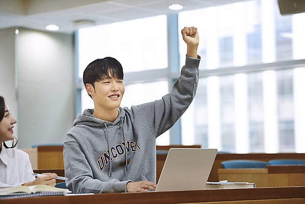 포토 JPG 여자 남자 대학생 의자 학교 협력 대학생라이프 실내 사람 앉기 상반신 20대 성인 두명 앞모습 책 노트북 청춘 손들기 한국인 질문 강의실 책상 열정 과제 성인만 조별과제 국내포토 학생 라이프스타일 교육 감정 뷰포인트 가구 컨셉 모션 동양인 청년 내부 전자제품 공간 파일형식