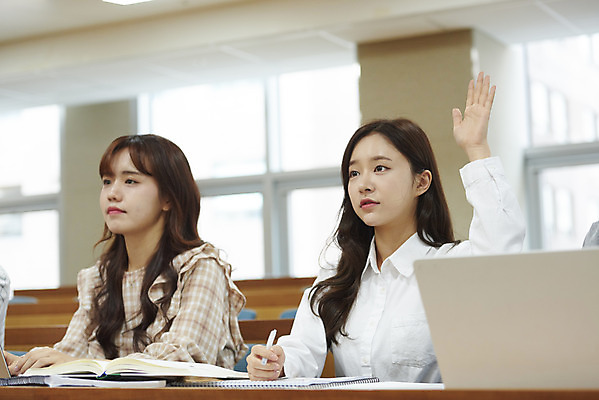포토 JPG 여자 대학생 의자 학교 협력 대학생라이프 실내 사람 앉기 상반신 20대 성인 두명 옆모습 책 노트북 청춘 손들기 한국인 질문 강의실 책상 열정 과제 성인여자만 조별과제 국내포토 학생 라이프스타일 교육 감정 뷰포인트 가구 컨셉 모션 동양인 청년 내부 전자제품 공간 여자만 성인만 파일형식