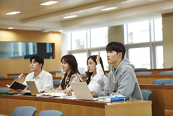 포토 JPG 여자 남자 대학생 의자 학교 협력 대학생라이프 실내 사람 앉기 여러명 상반신 20대 성인 옆모습 책 노트북 청춘 손들기 한국인 질문 강의실 책상 열정 과제 성인만 조별과제 국내포토 학생 라이프스타일 교육 감정 뷰포인트 가구 다수 컨셉 모션 동양인 청년 내부 전자제품 공간 파일형식