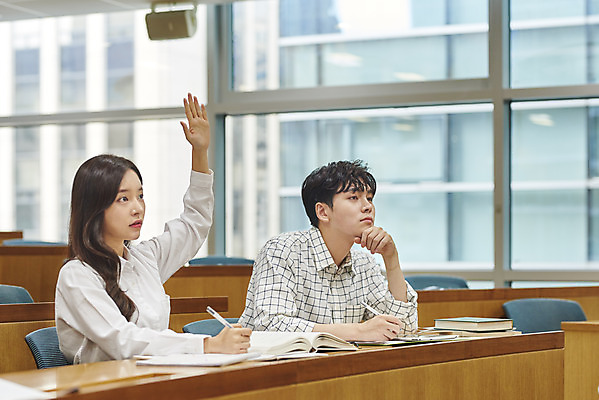 포토 JPG 여자 남자 대학생 의자 학교 협력 대학생라이프 실내 사람 앉기 상반신 20대 성인 두명 옆모습 책 청춘 손들기 한국인 질문 강의실 책상 열정 과제 성인만 조별과제 국내포토 학생 라이프스타일 교육 감정 뷰포인트 가구 컨셉 모션 동양인 청년 내부 공간 파일형식