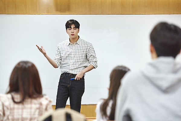 포토 JPG 여자 남자 대학생 의자 학교 협력 대학생라이프 실내 서기 사람 앉기 여러명 상반신 20대 성인 앞모습 뒷모습 책 청춘 한국인 발표 강의실 책상 열정 과제 성인만 조별과제 국내포토 학생 라이프스타일 교육 감정 뷰포인트 가구 다수 컨셉 모션 동양인 청년 내부 공간 파일형식