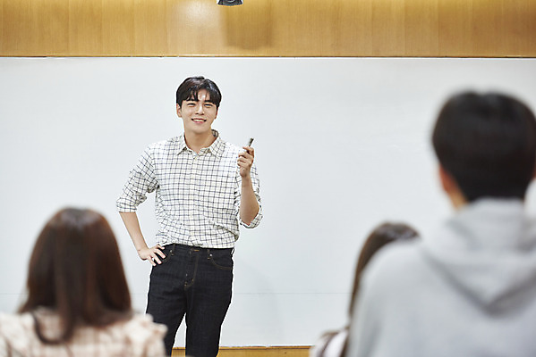 포토 JPG 여자 남자 대학생 의자 학교 협력 대학생라이프 실내 서기 미소 사람 앉기 여러명 상반신 20대 성인 앞모습 뒷모습 책 청춘 한국인 발표 강의실 책상 열정 과제 성인만 조별과제 국내포토 학생 라이프스타일 교육 감정 뷰포인트 가구 다수 컨셉 모션 표정 동양인 청년 내부 공간 파일형식