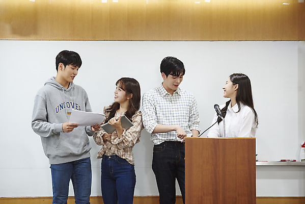 포토 JPG 여자 남자 대학생 의자 학교 협력 대학생라이프 실내 서기 사람 여러명 상반신 20대 성인 앞모습 옆모습 책 청춘 태블릿 한국인 발표 강의실 책상 열정 과제 성인만 조별과제 국내포토 학생 라이프스타일 교육 감정 뷰포인트 가구 다수 컨셉 모션 동양인 청년 내부 전자제품 스마트기기 공간 파일형식