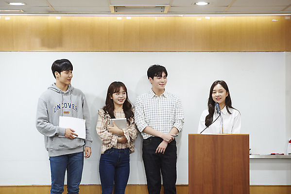 포토 JPG 여자 남자 대학생 의자 학교 협력 대학생라이프 실내 서기 사람 여러명 상반신 20대 성인 앞모습 책 청춘 태블릿 한국인 발표 강의실 책상 열정 과제 성인만 조별과제 국내포토 학생 라이프스타일 교육 감정 뷰포인트 가구 다수 컨셉 모션 동양인 청년 내부 전자제품 스마트기기 공간 파일형식