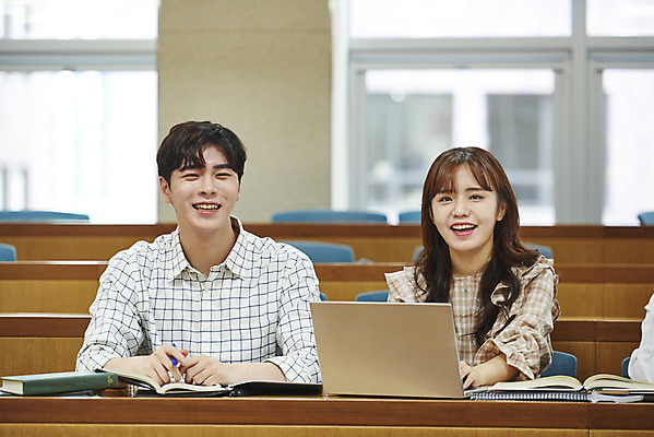 포토 JPG 여자 남자 대학생 의자 학교 협력 대학생라이프 실내 사람 앉기 상반신 20대 성인 두명 앞모습 책 노트북 청춘 한국인 강의실 책상 열정 과제 성인만 조별과제 국내포토 학생 라이프스타일 교육 감정 뷰포인트 가구 컨셉 모션 동양인 청년 내부 전자제품 공간 파일형식